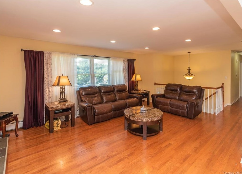 10 Roe Cir, Monroe, NY 10950-3205