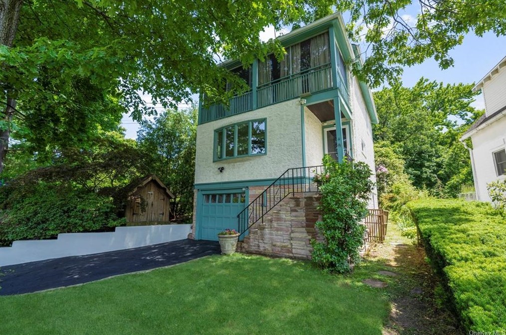 11 Harrison Dr, Larchmont, NY 10538