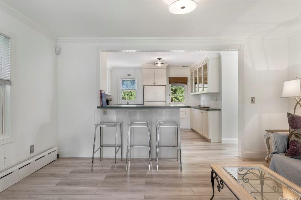 11 Harrison Dr, Larchmont NY  10538-2515 exterior