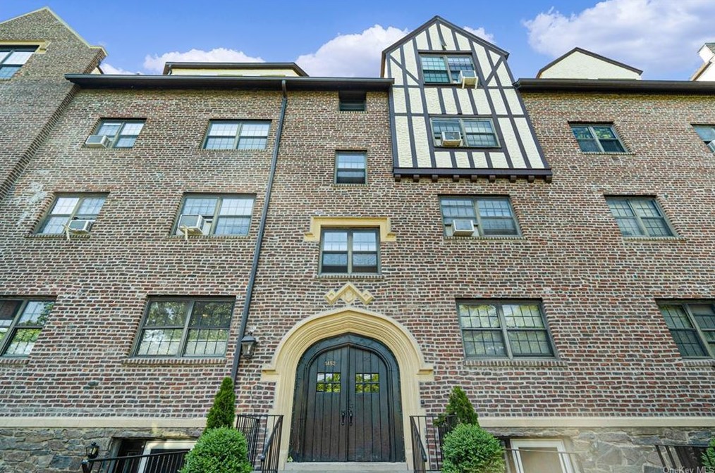 1448 Boston Post Rd, Larchmont NY  10538-3941 exterior