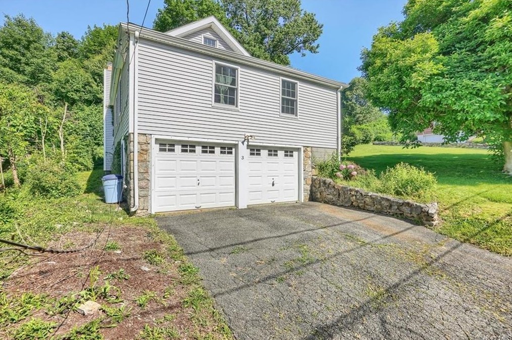 3 Hemlock Dr, Mahopac, NY 10541
