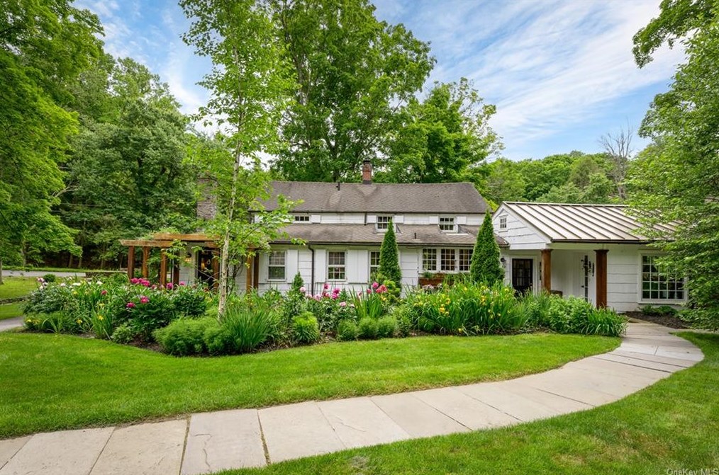158 Eastwoods Rd, Scotts Corners, NY 10576