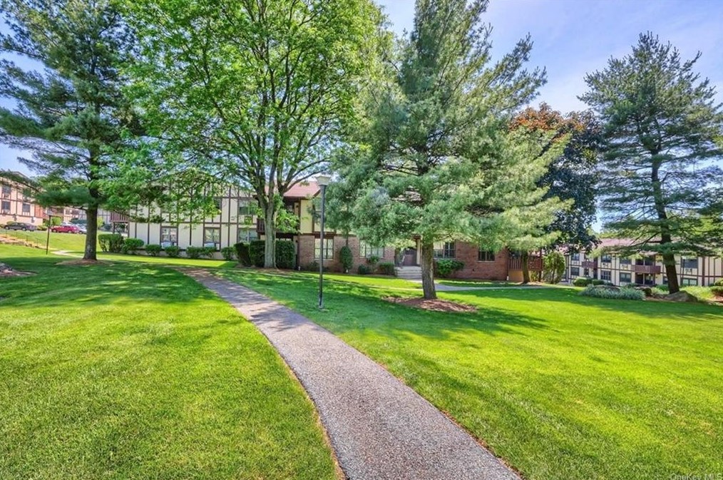 425 Sierra Vista Ln, Valley Cottage, NY 10989