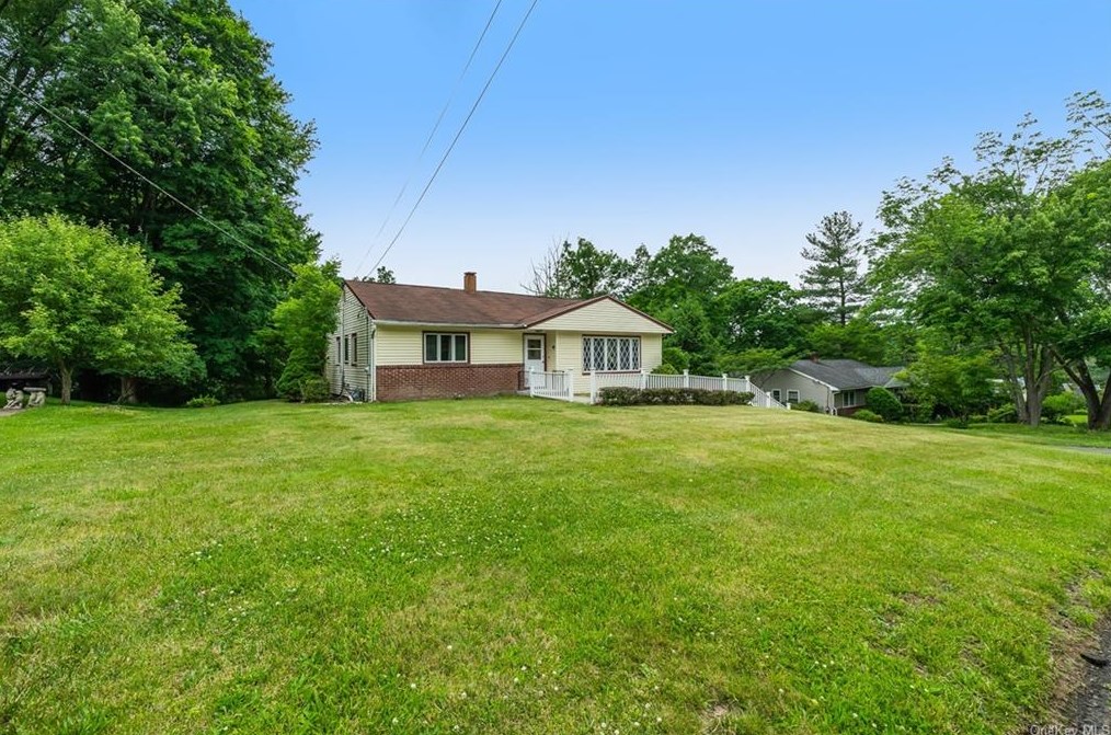 12 Hearthston Ln, Chestnut Ridge, NY 10952