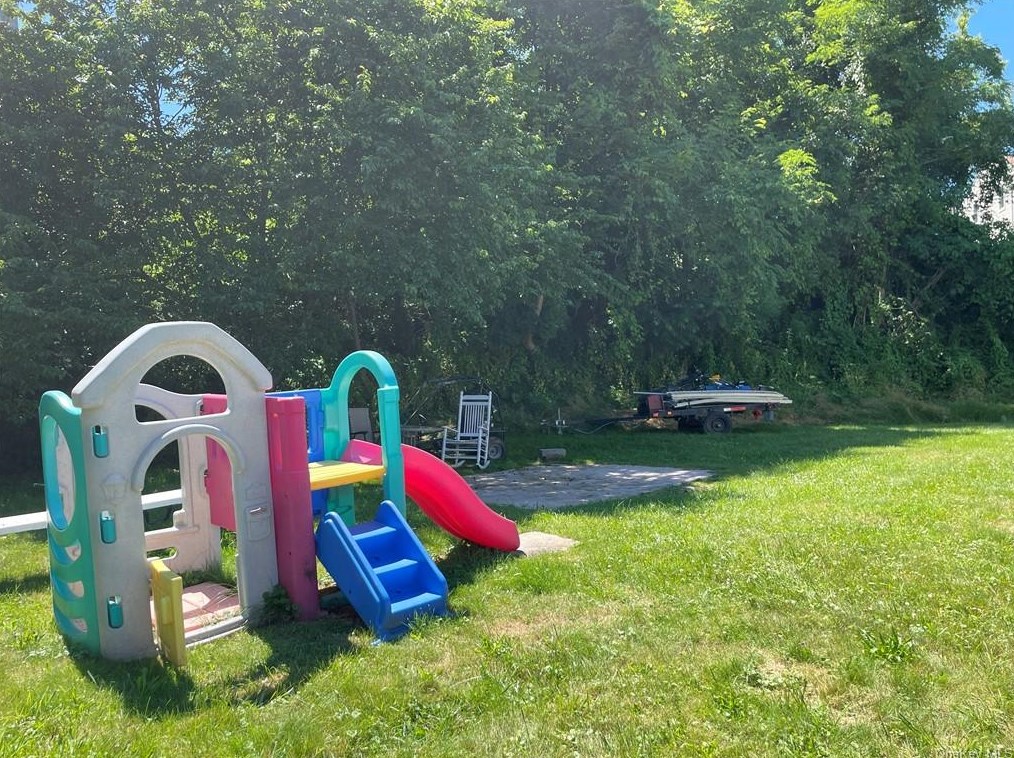 25 Nob Cir, Newburgh NY  12550-1246 exterior