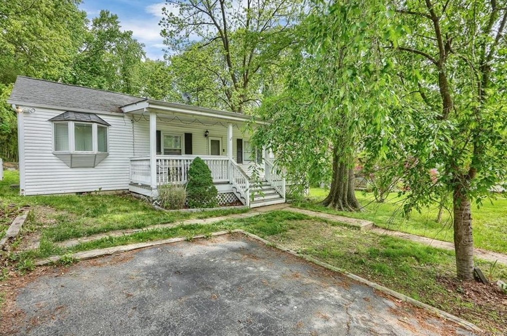 54 Floradan Rd, Tompkins Corners, NY 10579
