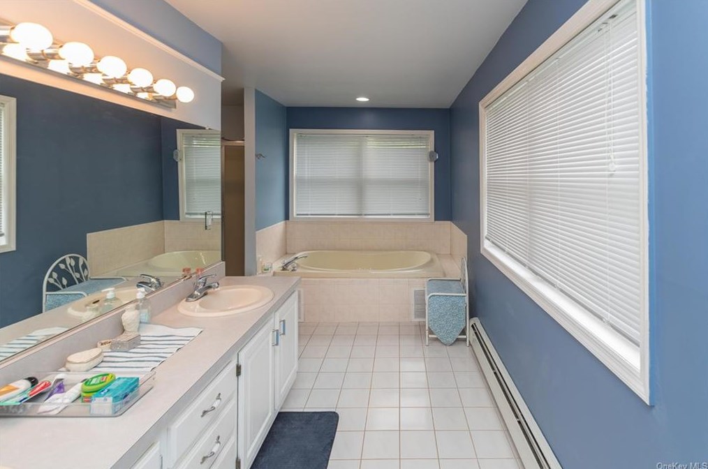 6 Breezeway Ln, Goshen NY  10924-6425 exterior