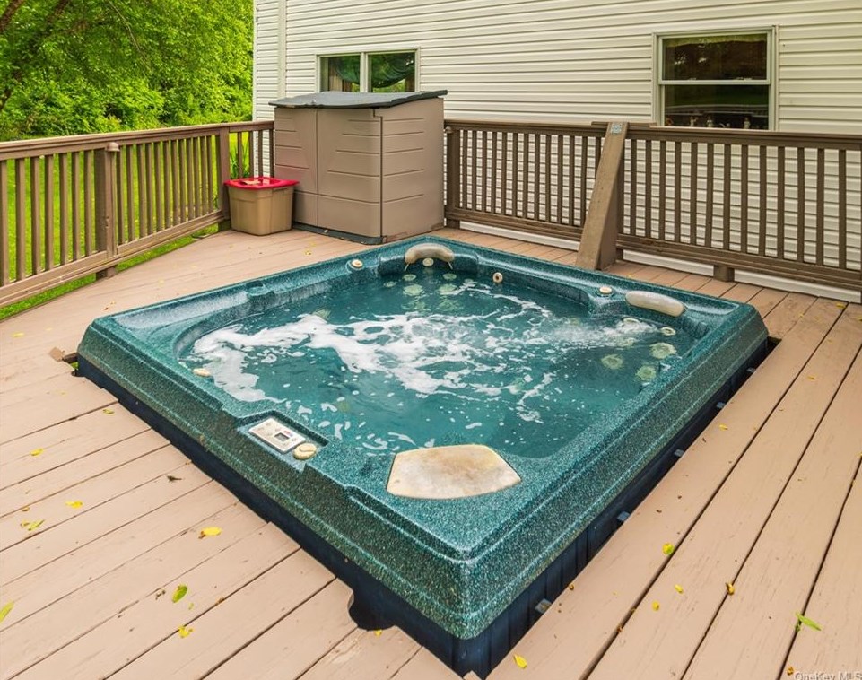 6 Breezeway Ln, Goshen NY  10924-6425 exterior