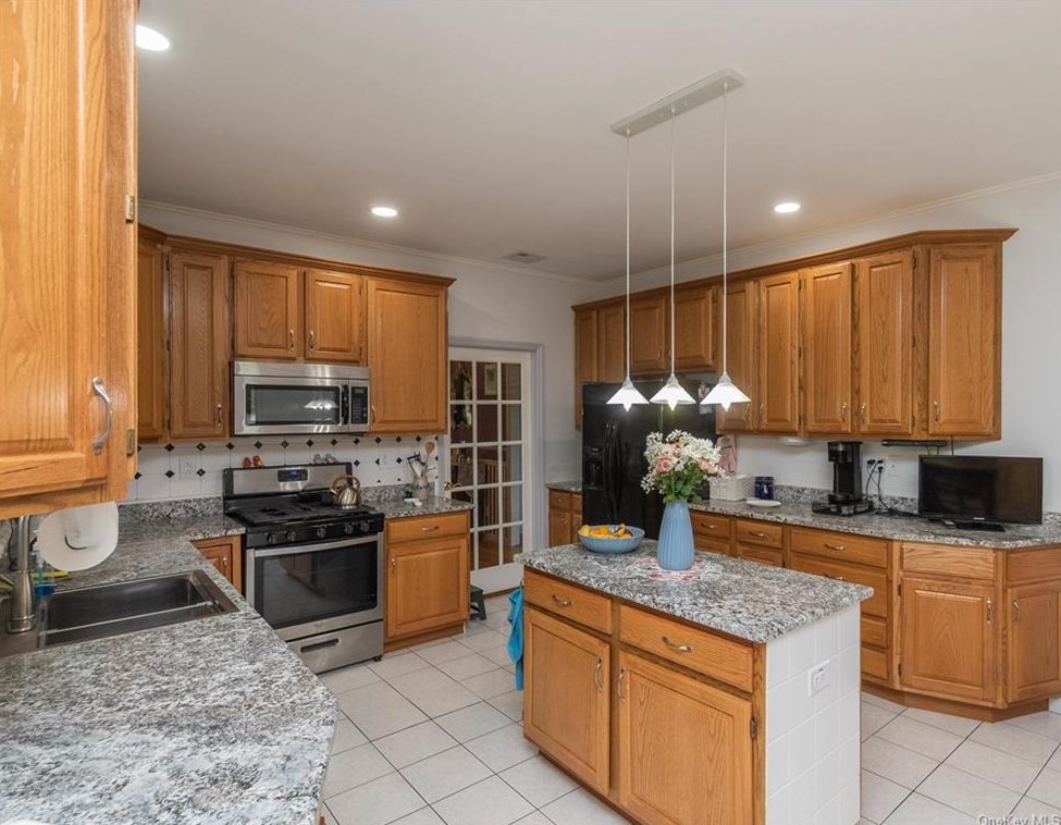 6 Breezeway Ln, Goshen NY  10924-6425 exterior