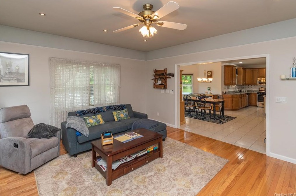 6 Breezeway Ln, Goshen NY  10924-6425 exterior