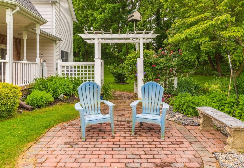 6 Breezeway Ln, Goshen NY  10924-6425 exterior
