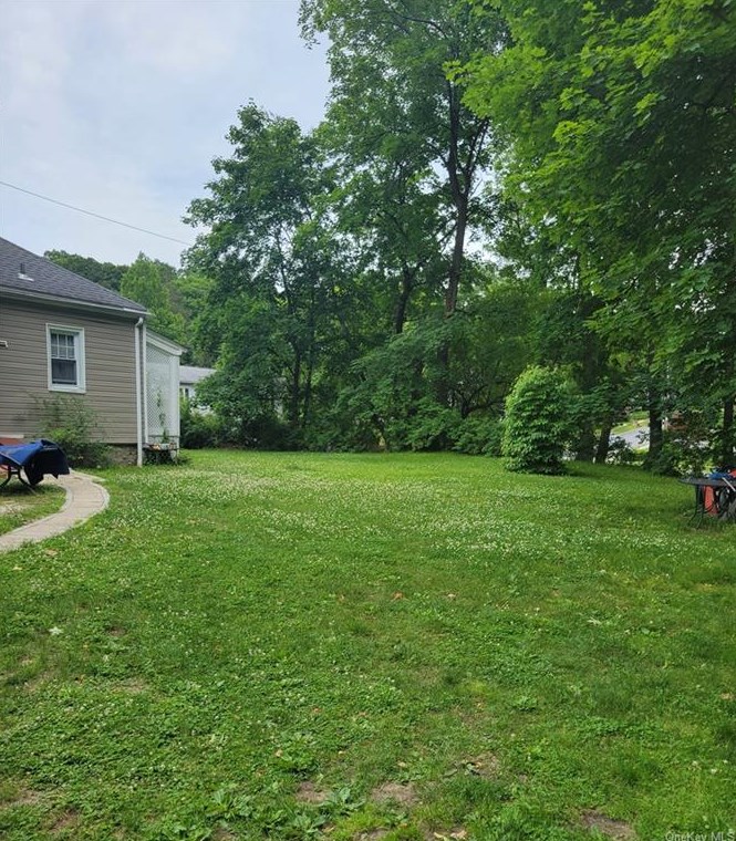28 Lenox Pl, Mount Kisco, NY 10549-2920