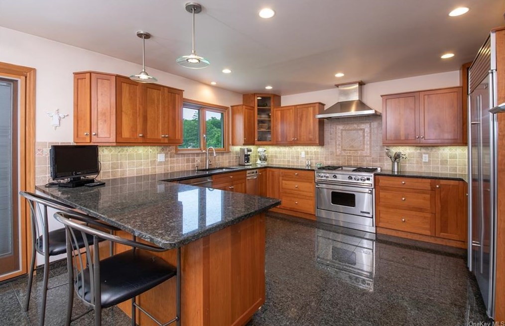 10 Hickory Hill Dr, Dobbs Ferry, NY 10522