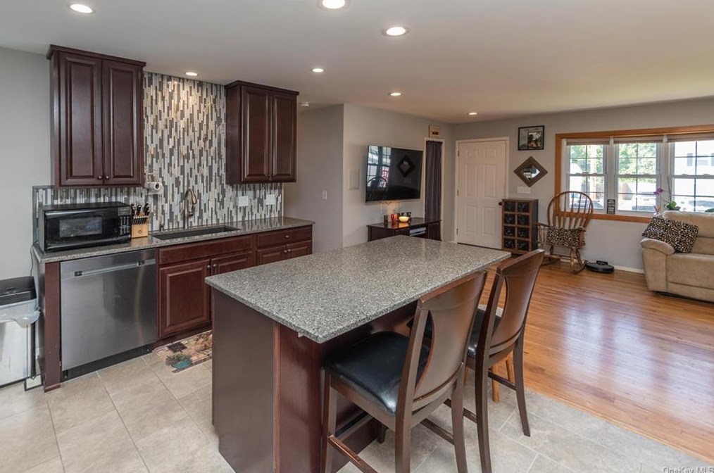 20 Peacock Ln, Poughkeepsie, NY 12601