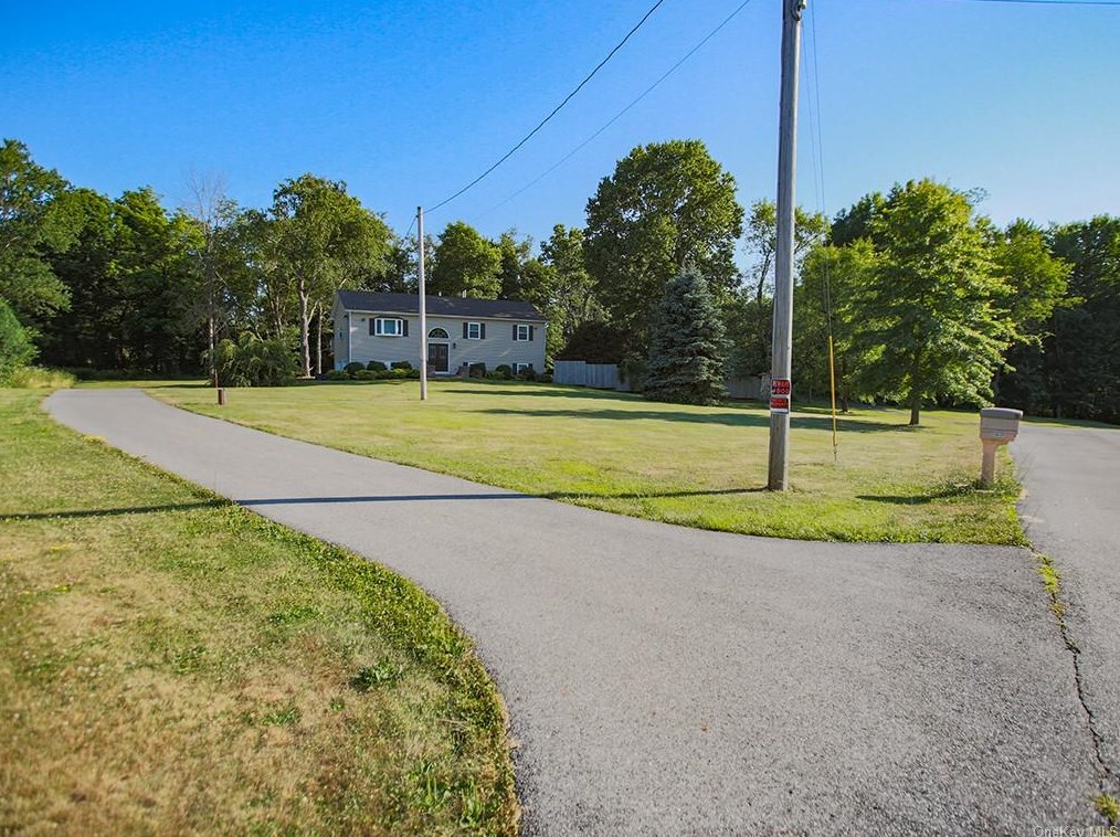 19 Celtic Dr, Wallkill, NY 12589-2966