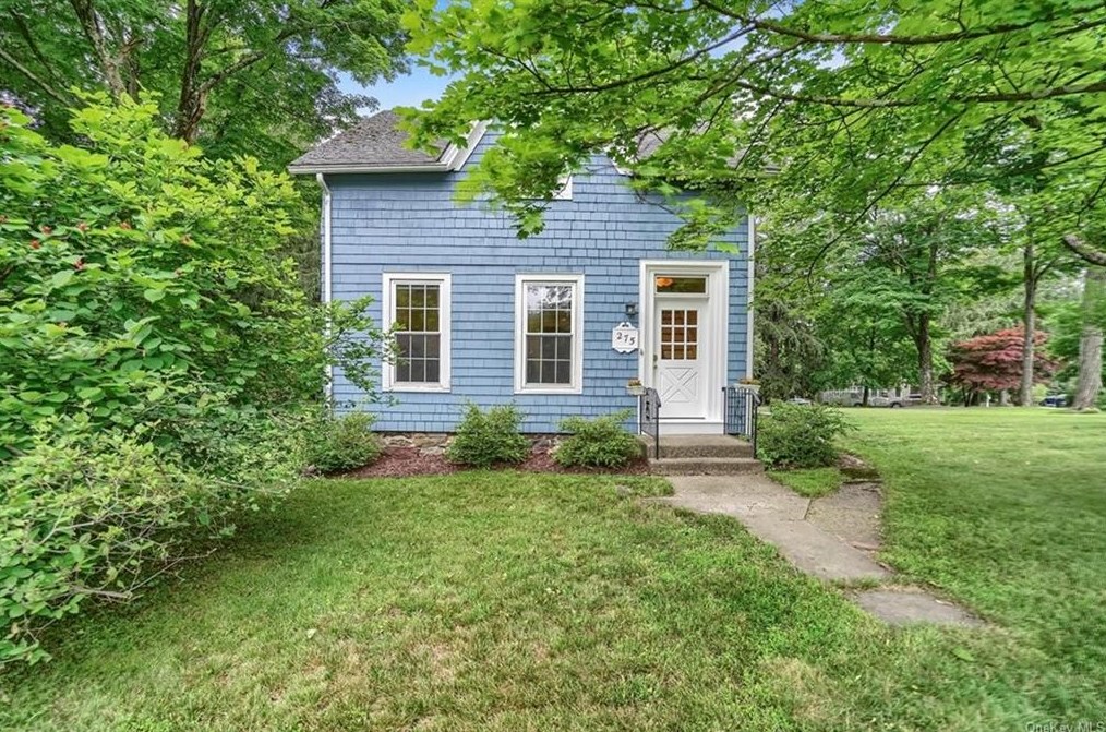 275 Cherry Ln, Airmont, NY 10901