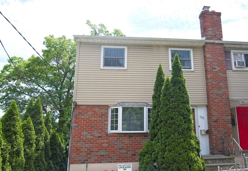 132 Frederic St, Yonkers, NY 10703-2241