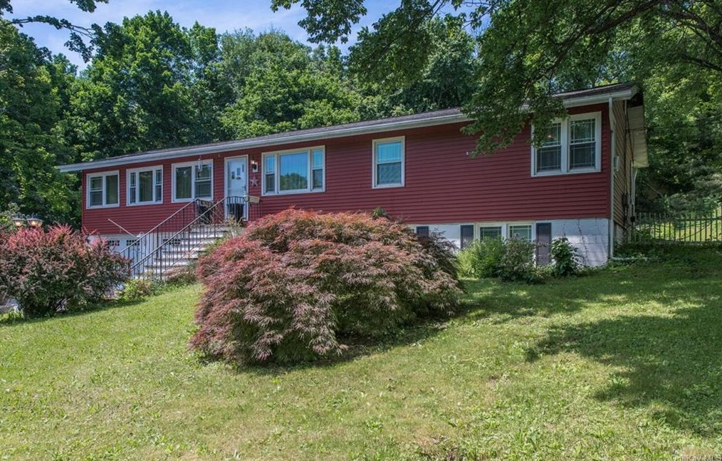 40 Pine Echo Dr, Poughkeepsie, NY 12601