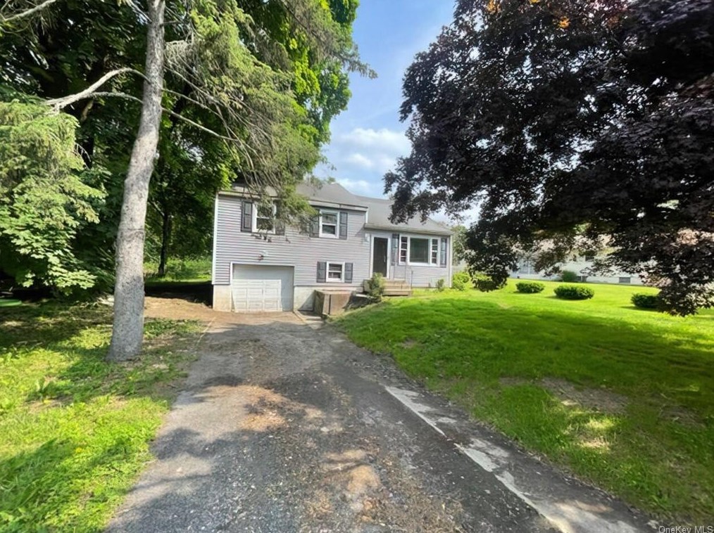 7 Lyons Dr, Poughkeepsie, NY 12601