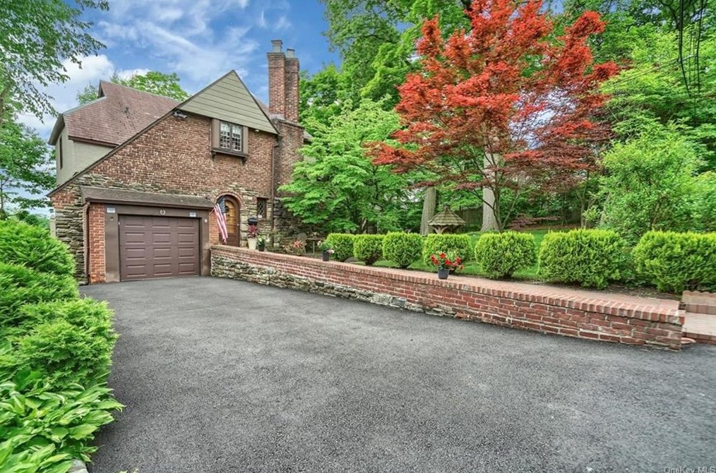 12 Newport Rd, Yonkers, NY 10710-1806