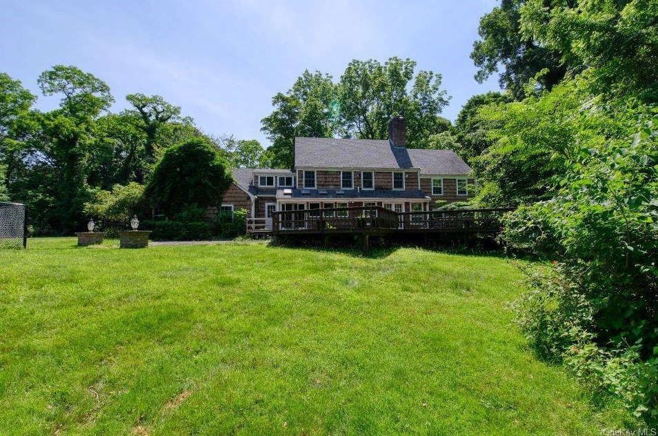 11 Tracklot Rd, Head Of The Harbor NY  11780-3811 exterior