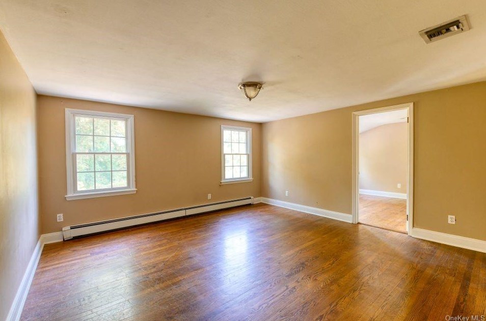 11 Tracklot Rd, Head Of The Harbor NY  11780-3811 exterior