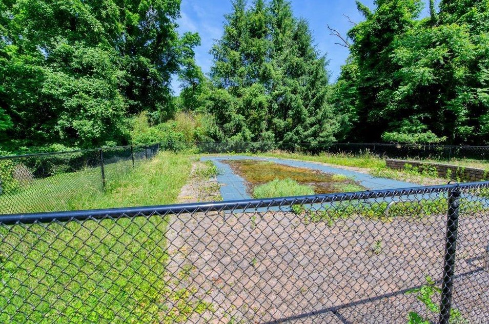 11 Tracklot Rd, Head Of The Harbor NY  11780-3811 exterior