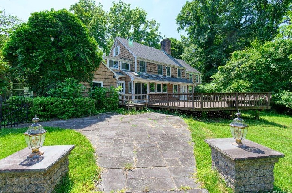 11 Tracklot Rd, Head Of The Harbor NY  11780-3811 exterior