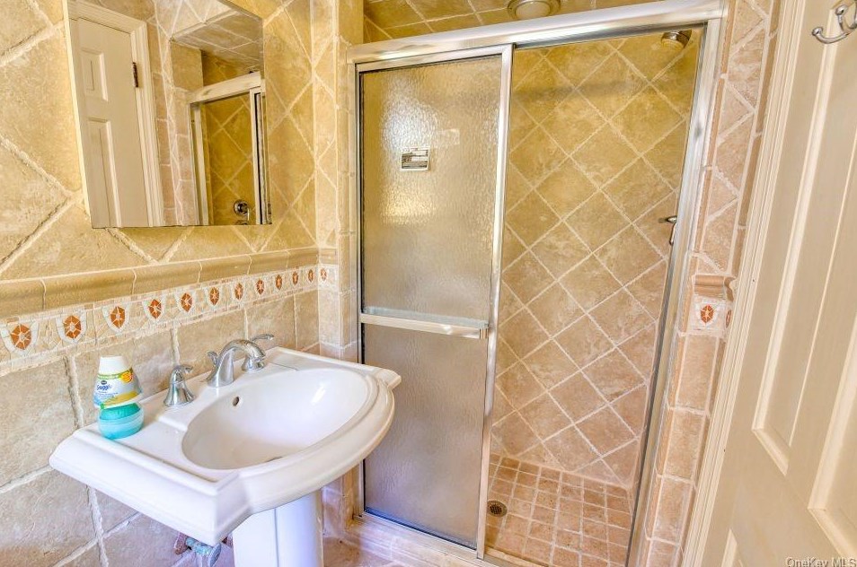 11 Tracklot Rd, Head Of The Harbor NY  11780-3811 exterior