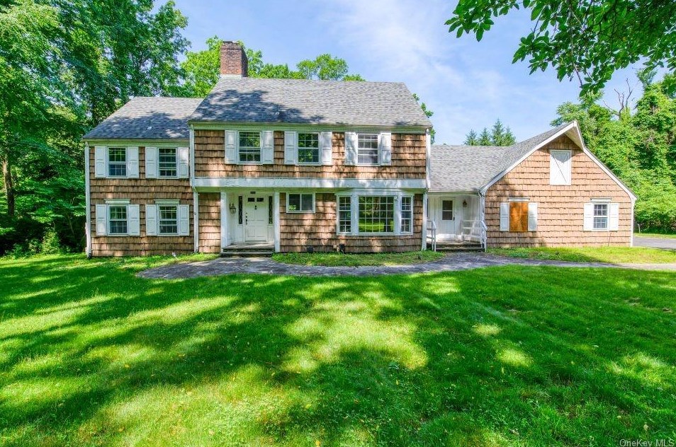 11 Tracklot Rd, Head Of The Harbor NY  11780-3811 exterior