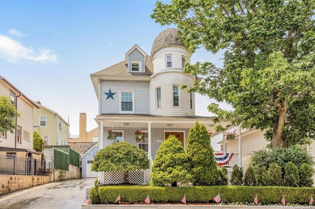 130 Lawton St, Yonkers, NY 10705-4637