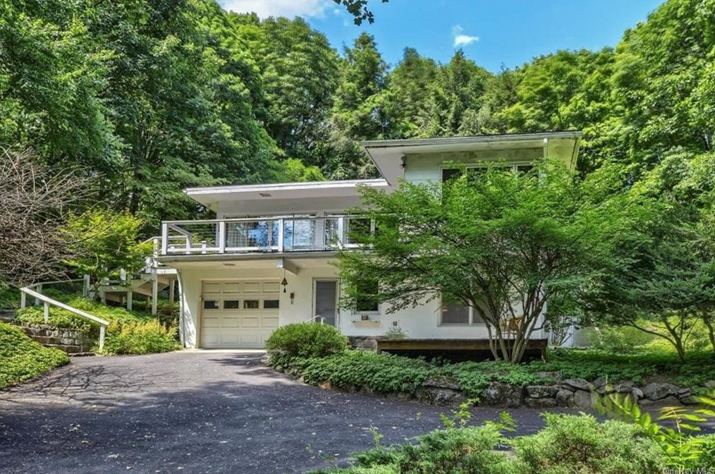 6 Woodlawn Dr, Cortlandt Manor, NY 10567-6521