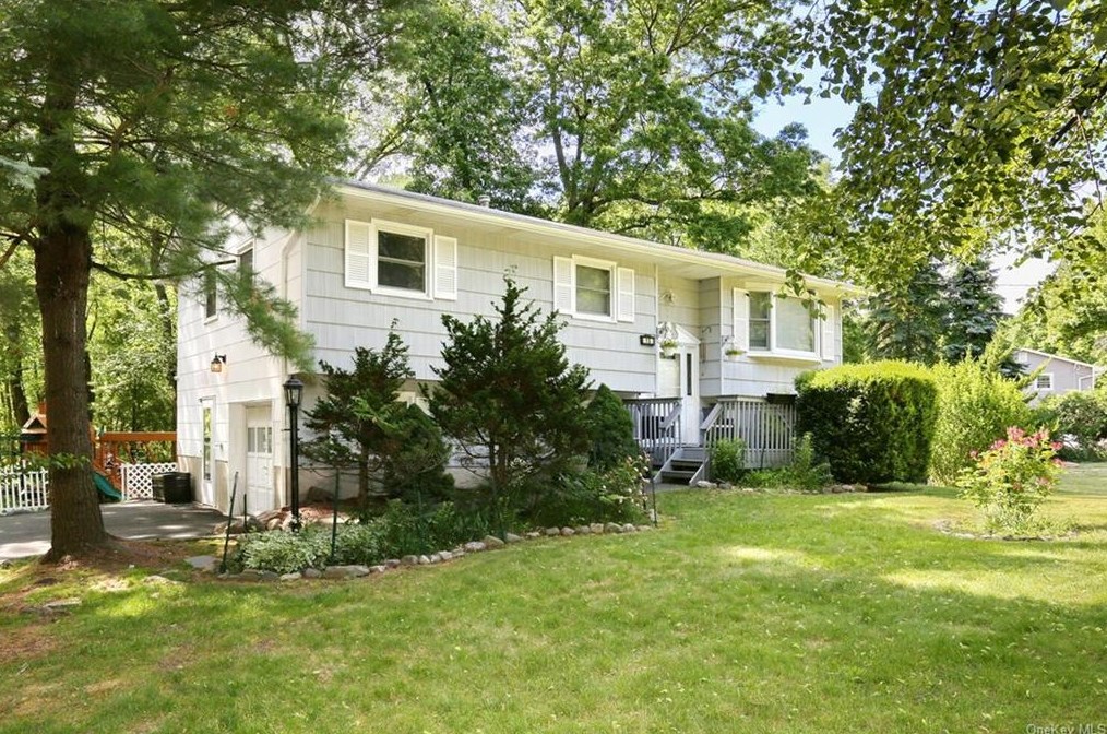 1 S Amundsen Ln, Airmont, NY 10901