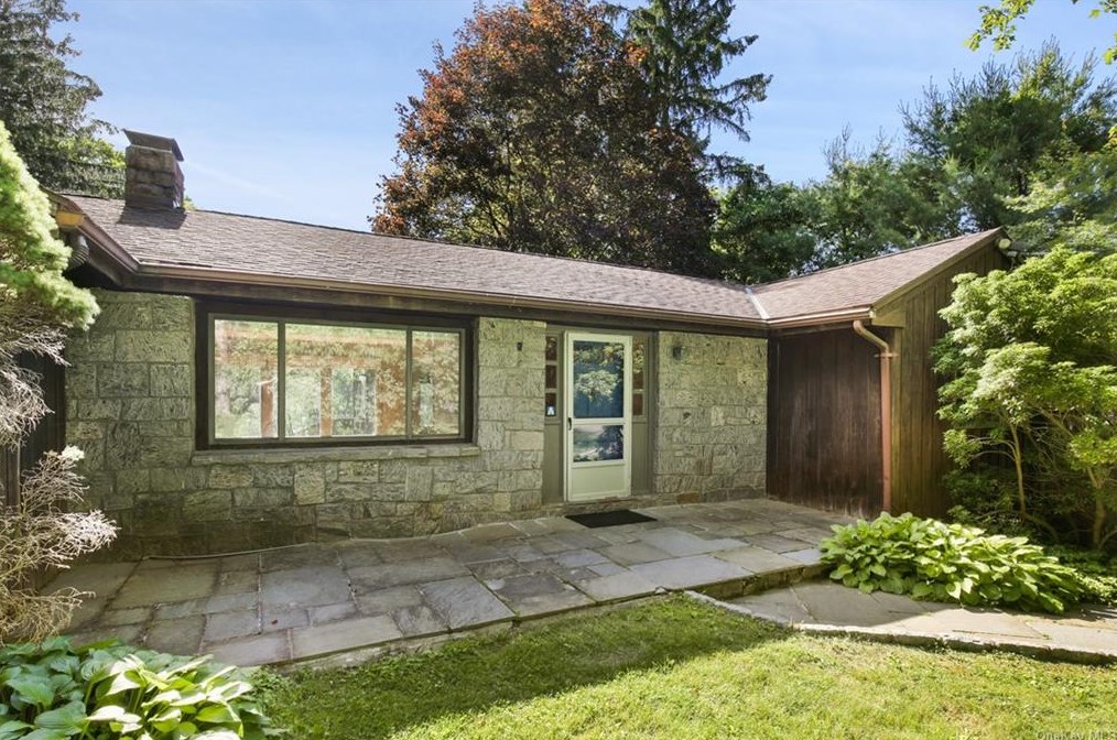 31 Dring Ln, Tompkins Corners, NY 10579