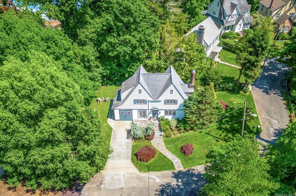 166 Valley Stream Rd E, Larchmont, NY 10538