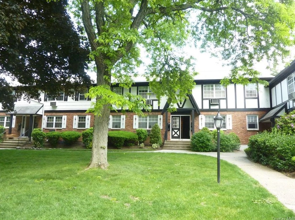 99 Parkside Dr, Airmont, NY 10901