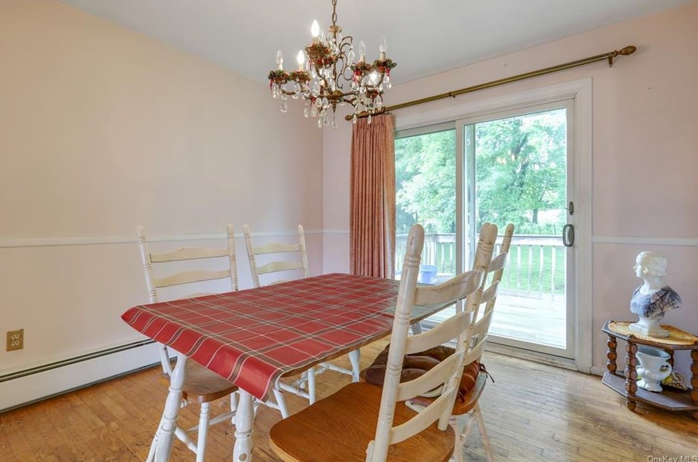 18 Larchwood Dr, Goshen NY  10924-2543 exterior