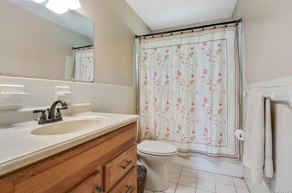 18 Larchwood Dr, Goshen NY  10924-2543 exterior
