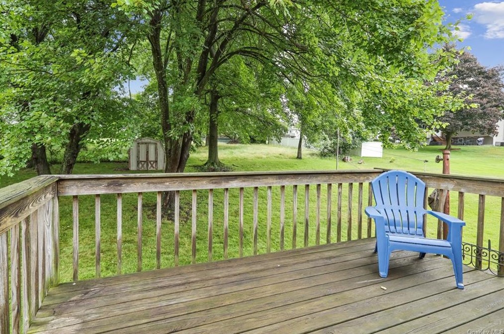 18 Larchwood Dr, Goshen NY  10924-2543 exterior