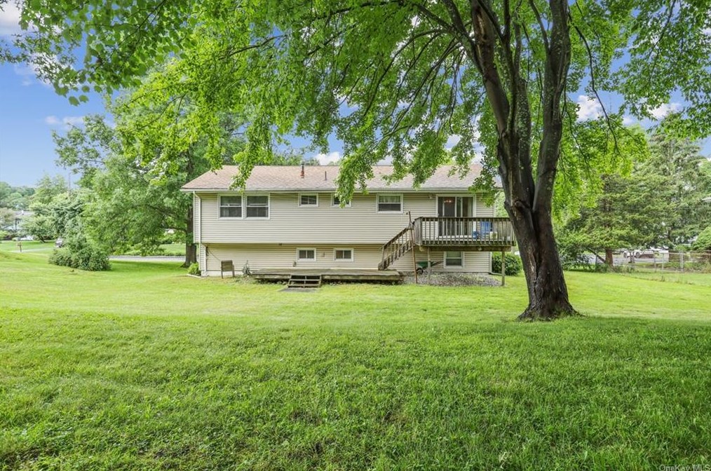 18 Larchwood Dr, Goshen NY  10924-2543 exterior