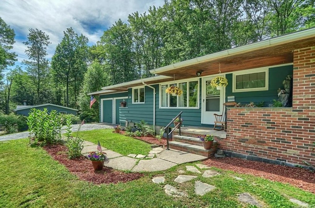 29 Hemlock Ln, Monticello, NY 12701