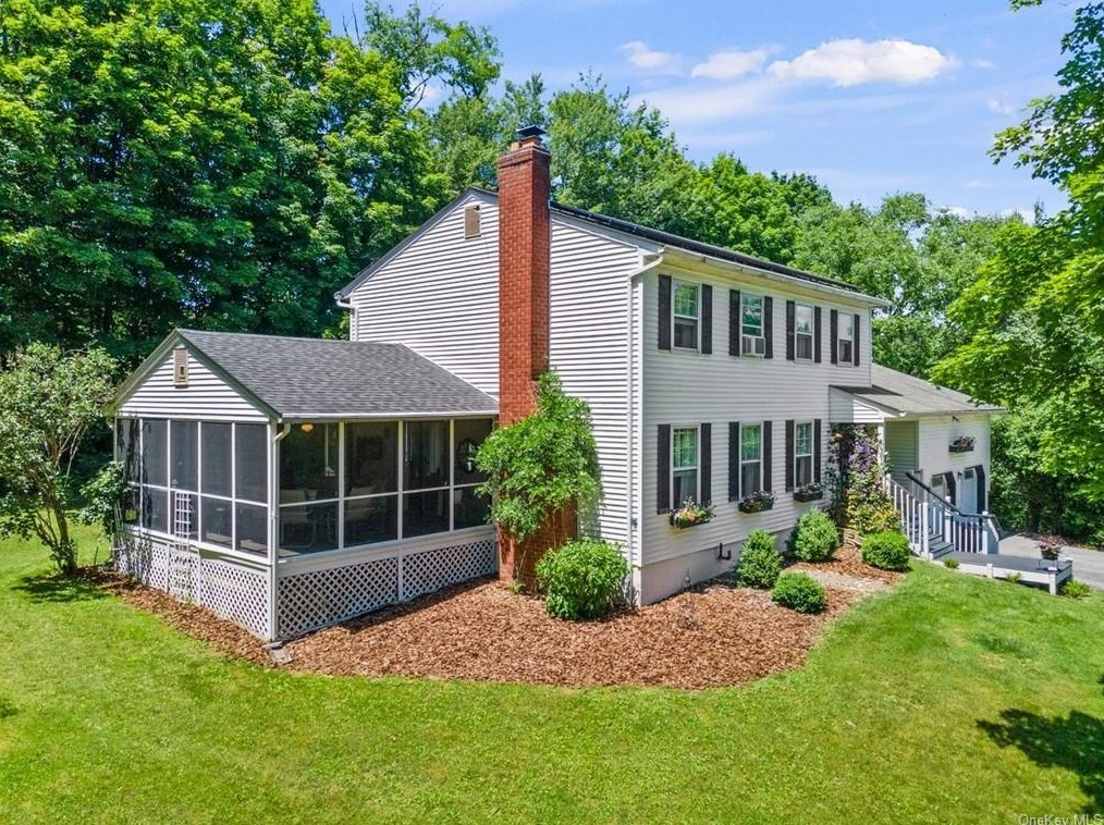 92 Thorn Hill Dr, Pleasant Valley, NY 12569
