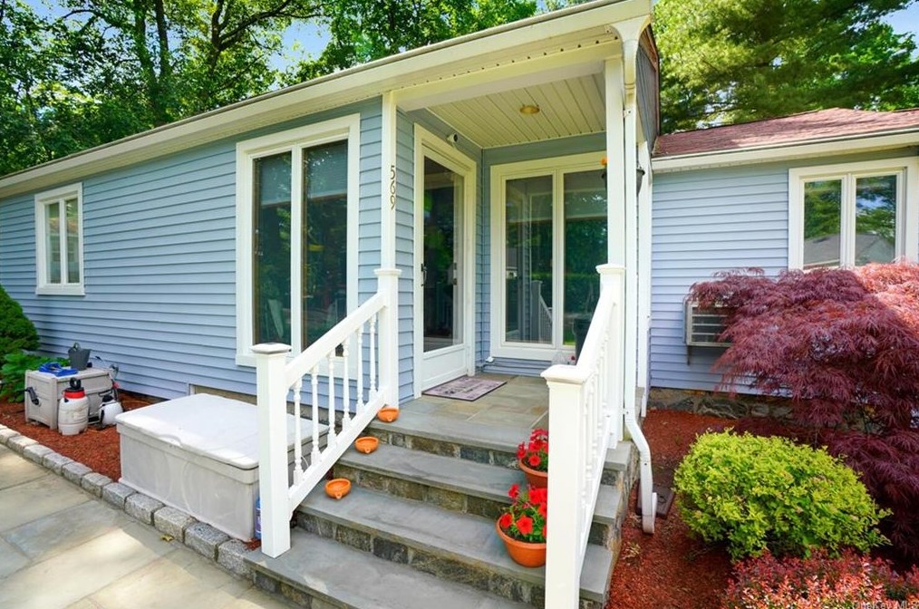 569 Beach Rd, Mahopac, NY 10541