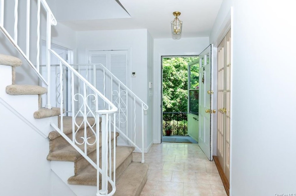 16 Bramley Ln, Dobbs Ferry, NY 10522-3202