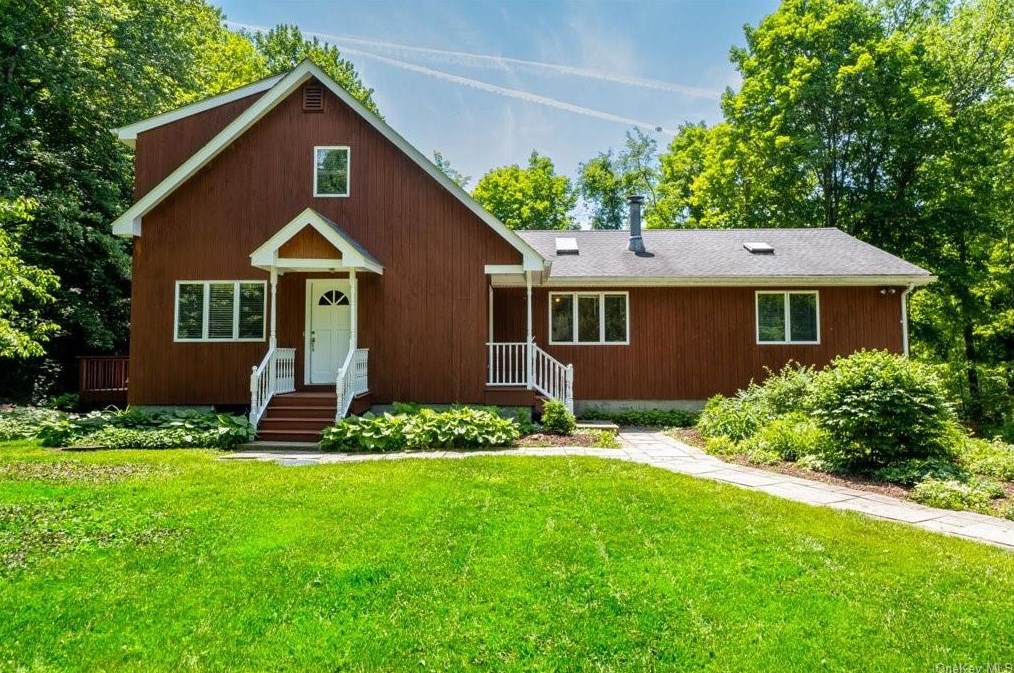 3 Langdon Ln, Walden, NY 12586-2438