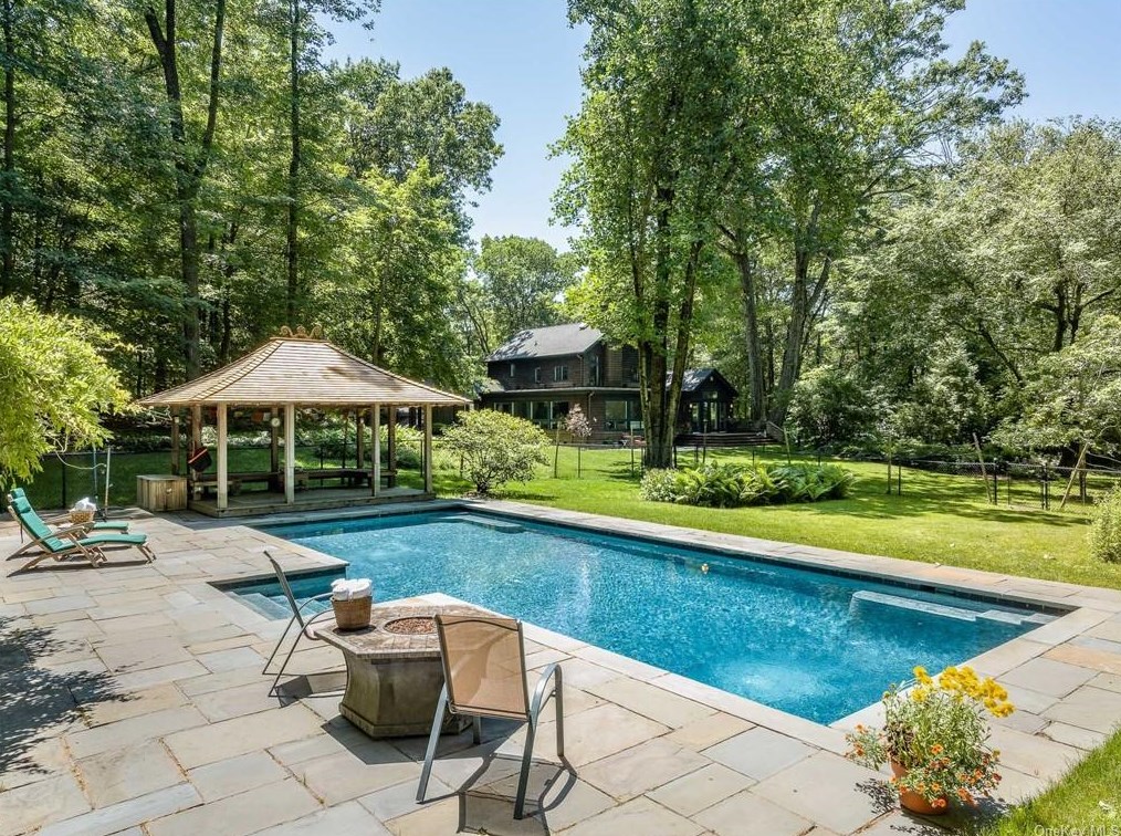 301 Bedford Rd, Mount Kisco, NY 10549-1145