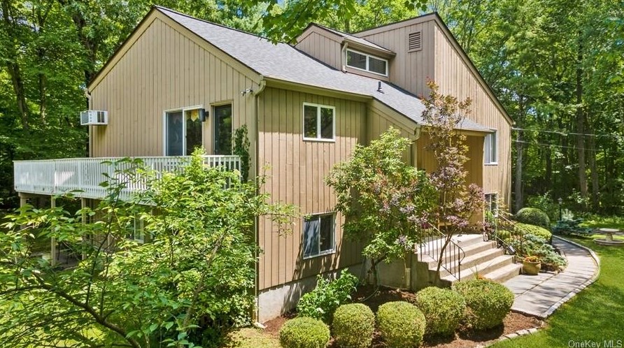 2 Greenlawn Rd, Katonah, NY 10536-3312