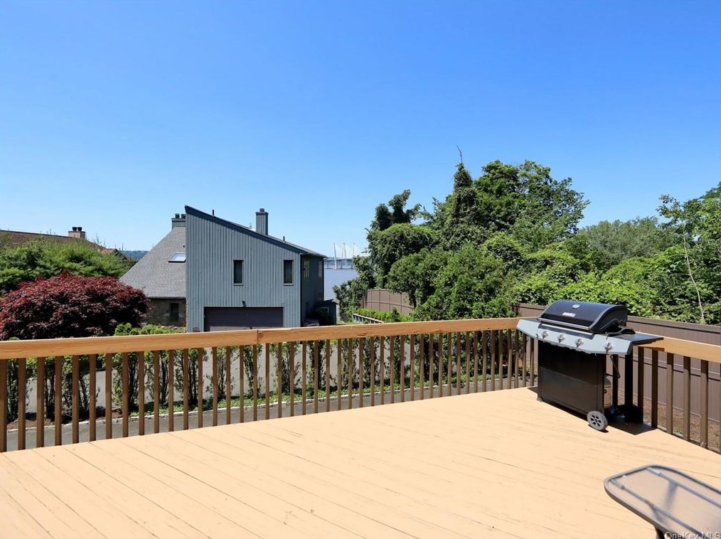 5 Hudson Pl, North Tarrytown, NY 10591