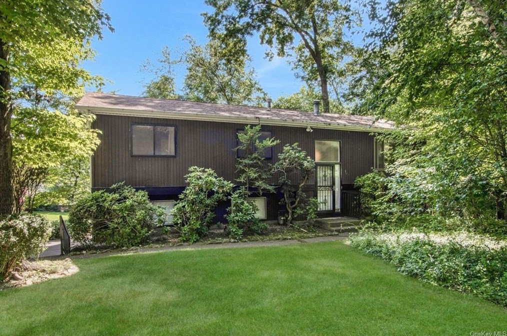 37 Brookview Blvd, Chestnut Ridge, NY 10977-6918