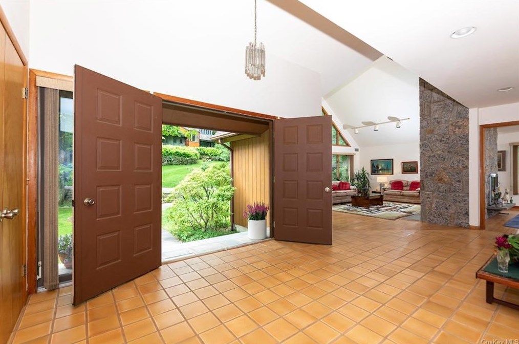 1 Leafwood Ter, Irvington On Hudson, NY 10533-2022